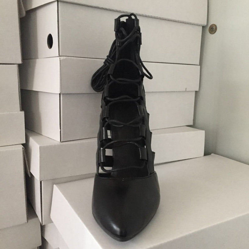 Pointed-toe high heel lace-up black Roman shoes